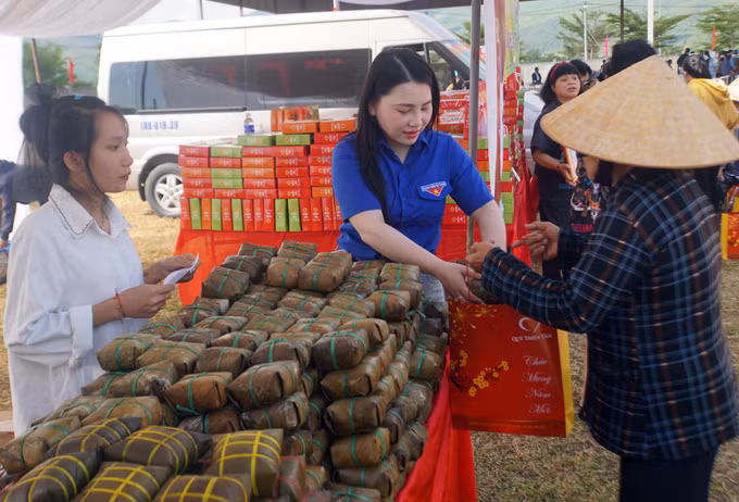 Người dân mua hàng miễn phí tại chương trình. Ảnh: Trịnh Bang Nhiệm/TTXVN