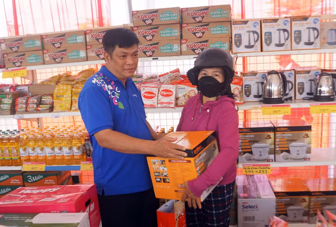 Người dân mua hàng giảm giá tại chương trình. Ảnh: Trịnh Bang Nhiệm/TTXVN
