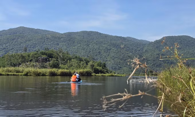 Du khách tham quan rừng ngập nước Bầu Đá.