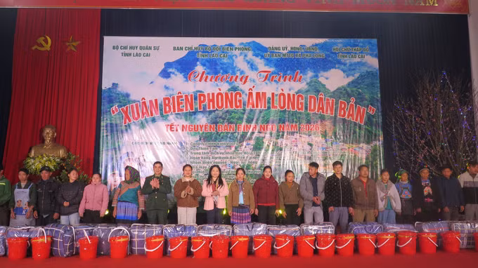 Trao quà Tết cho các gia đình có hoàn cảnh khó khăn.