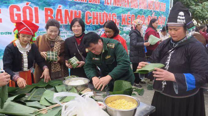 Quân, dân Pha Long tham gia thi gói bánh chưng Tết.