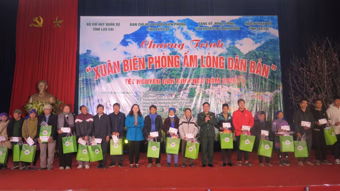 Trao quà Tết cho các gia đình chính sách.