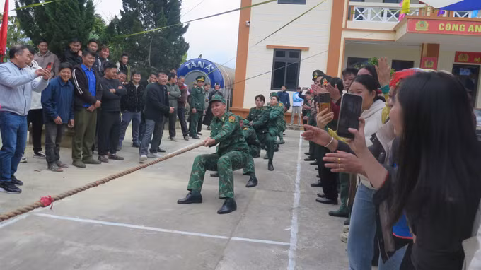 Quân, dân Pha Long tham gia thi kéo co.