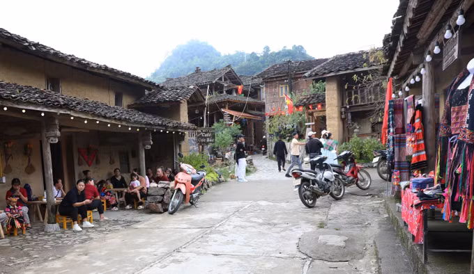 Một góc làng du lịch cộng đồng Lô Lô Chải nhộn nhịp, thu hút du khách đến tham quan, trải nghiệm. Ảnh: Minh Tâm/TTXVN