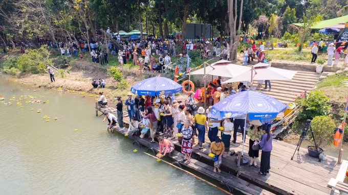 Nghi lễ thả đèn hoa đăng trên sông tại Ngày hội Bunpimay 2569 năm 2026 ở xã Buôn Đôn, tỉnh Đắk Lắk. Ảnh: TTXVN phát
