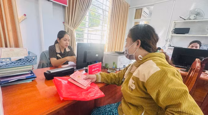 Người dân xã Ô Lâm (xã đặc biệt khó khăn của tỉnh An Giang) đến làm thủ tục hàng chính tại Trung tâm phục vụ hành chính công xã Ô Lâm.