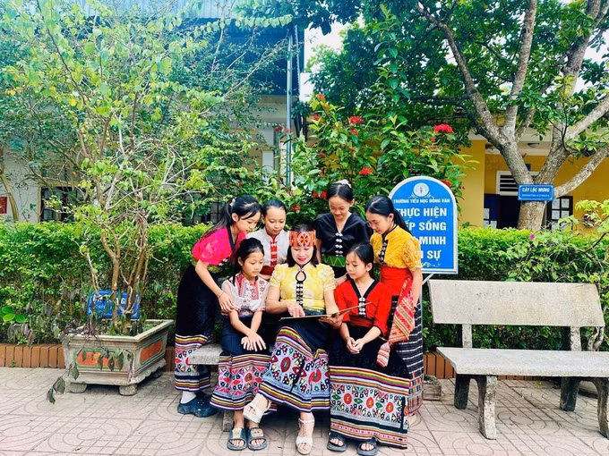 Trong hành trình gần ba thập kỷ công tác, cô Phạm Thị Mai Quyên, giáo viên Trường Tiểu học Đồng Văn, xã Thông Thụ, ghi dấu ấn với những câu chuyện cảm động về tình yêu thương, sự kiên trì và những đóng góp thầm lặng, nhân văn cho học sinh vùng biên giới. Ảnh: TTVXN phát