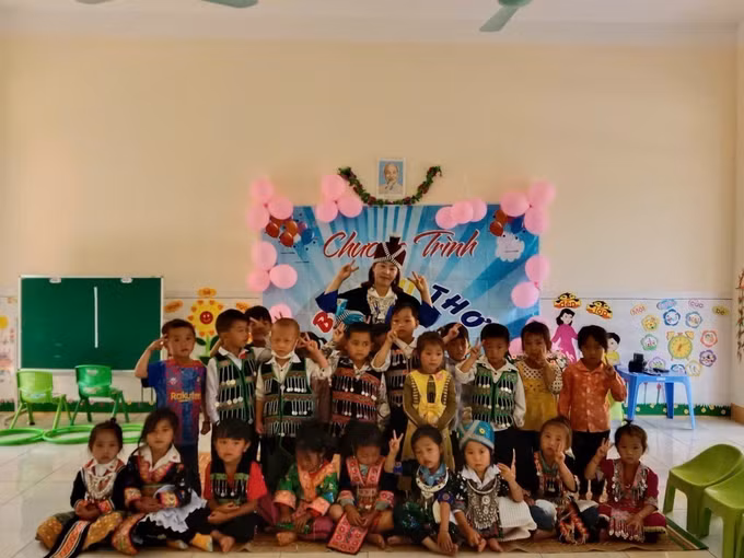 Cô giáo Lầu Y Pay, giáo viên mầm non tại Trường Mầm non Tri Lễ, xã Tri Lễ, luôn xem việc chăm sóc và dạy dỗ trẻ nhỏ là trách nhiệm lớn lao và niềm hạnh phúc của mình. Ảnh: TTXVN phát