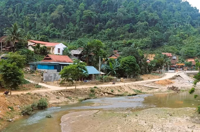 Đường độc đạo về bản Na Ngân, đoạn qua bản Xốp Kho (xã Nga My, tỉnh Nghệ An) đã được bê-tông cứng hóa. Ảnh: Xuân Tiến/TTXVN