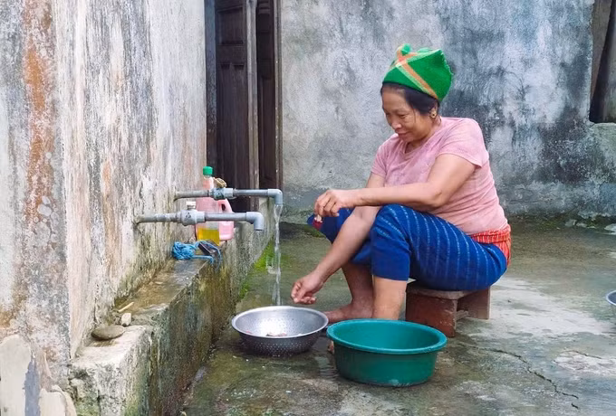 Nguồn nước từ các khe suối được dẫn về bản nhờ hệ thống ống dẫn, giúp người dân có nước sạch sinh hoạt, giặt giũ hằng ngày. Ảnh: Xuân Tiến/TTXVN