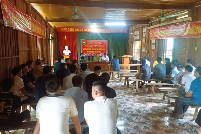 Người dân bản Na Ngân họp, sinh hoạt cộng đồng tại Nhà văn hóa cộng đồng của bản. Ảnh: Xuân Tiến/TTXVN