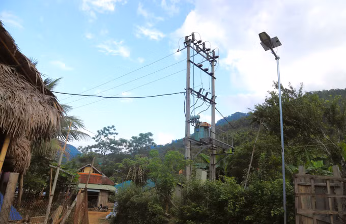 Sau nhiều tháng chờ mong, Trạm biến áp bản Na Ngân được cấp điện trở lại giúp người dân có điện lưới để thắp sáng, sinh hoạt, sản xuất, tiếp cận thông tin qua hệ thống loa đài, tivi. Ảnh: Xuân Tiến/TTXVN