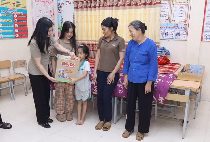 Đoàn công tác của tỉnh Lạng Sơn do Phó Chủ tịch UBND tỉnh Trần Thanh Nhàn làm Trưởng đoàn trao quà hỗ trợ khẩn cấp cho người dân xã Khuất Xá đang sơ tán tạm trú tại địa điểm Trường Tiểu học và THCS Tam Gia.