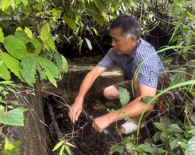 Người dân Quản Bạ (Tuyên Quang) kiểm tra các đường ống dẫn nước sạch.