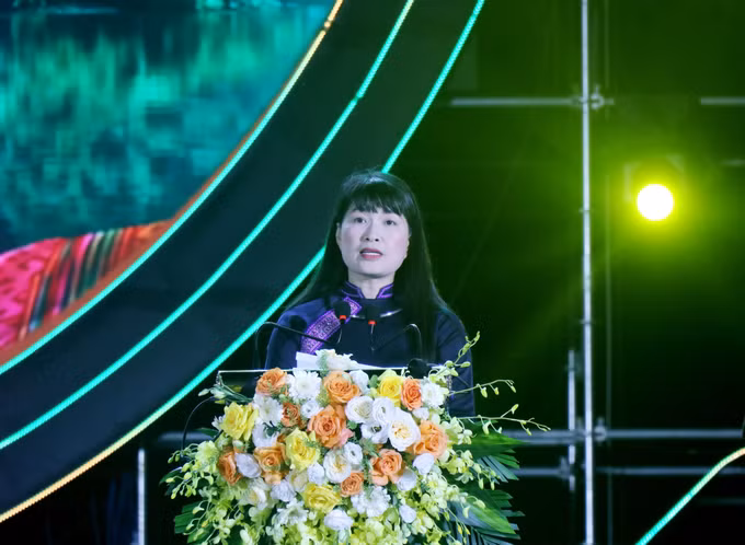 Bà Hà Thị Bích Hồng, Giám đốc Sở Văn hóa, Thể thao và Du lịch tỉnh Thái Nguyên phát biểu khai mạc chương trình nghệ thuật.