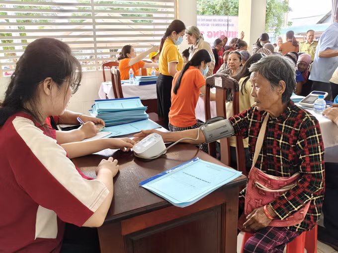 Các y, bác sĩ khám bệnh cho người dân.