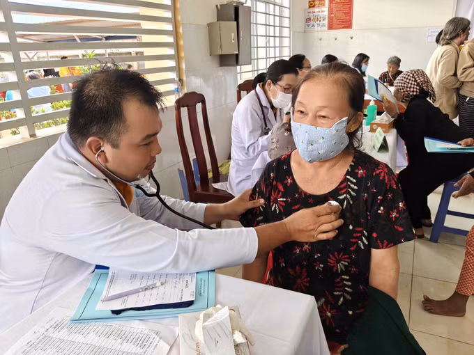 Các y, bác sĩ khám bệnh cho người dân.