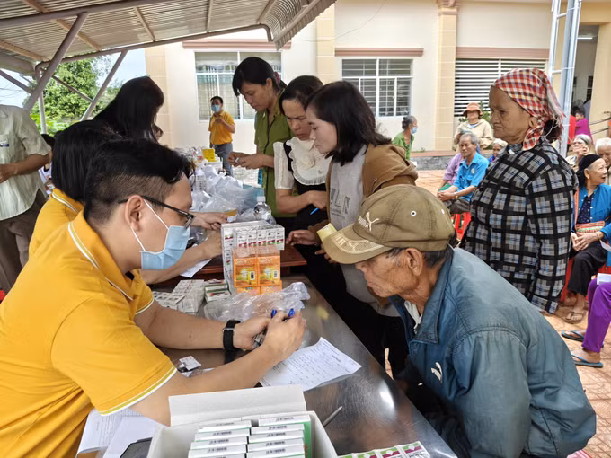 Các y, bác sĩ tư vấn sức khỏe cho người dân.