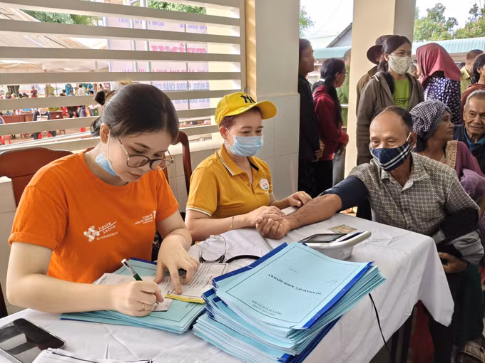 Các y, bác sĩ khám bệnh cho người dân.
