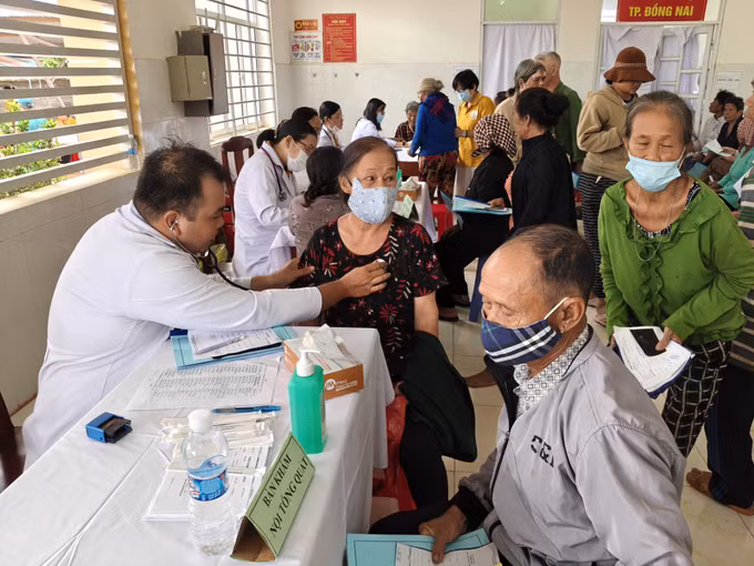 Các y, bác sĩ khám bệnh cho người dân.