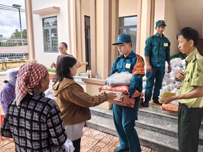 Ngoài khám bệnh miễn phí, người dân còn được tặng quà.