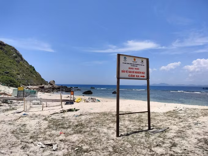 Biển báo khu vực bảo vệ rạn san hô đặt tại bờ biển xã đảo Nhơn Châu. Ảnh: TTXVN phát