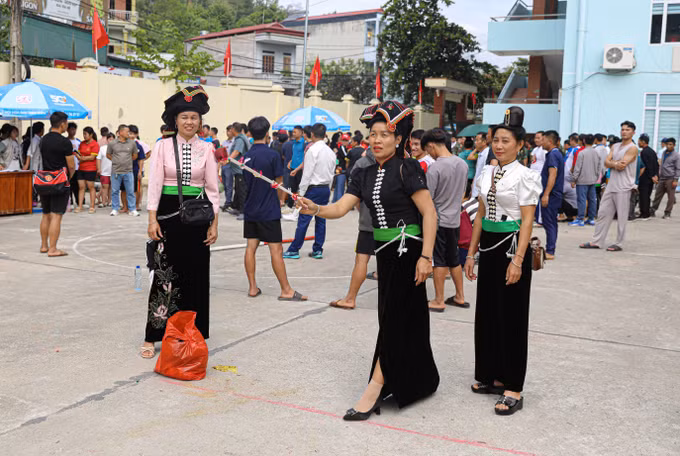 Các vận động viên tham gia thi đấu môn ném còn.
