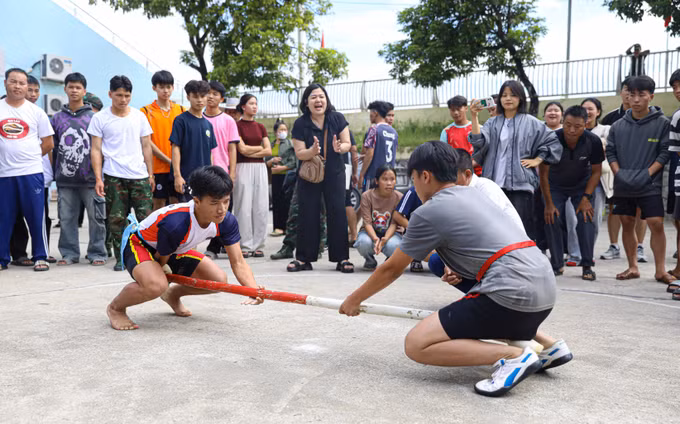 Các vận động viên thi đấu môn đẩy gậy.