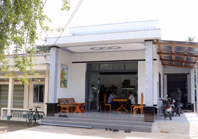 Căn nhà mới hoàn thành của người dân xã Tiểu Cần sau khi kinh tế được cải thiện.