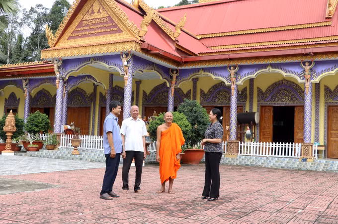 Thượng tọa Thạch Thưa, Trụ trì chùa Đại Trường, xã Tiểu Cần, tỉnh Vĩnh Long trao đổi với lãnh đạo chính quyền địa phương xã Tiểu Cần, tỉnh Vĩnh Long về chính sách tôn giáo của đảng, thúc đẩy đoàn kết, hòa hợp dân tộc và quản lý hoạt động tôn giáo theo đúng pháp luật.