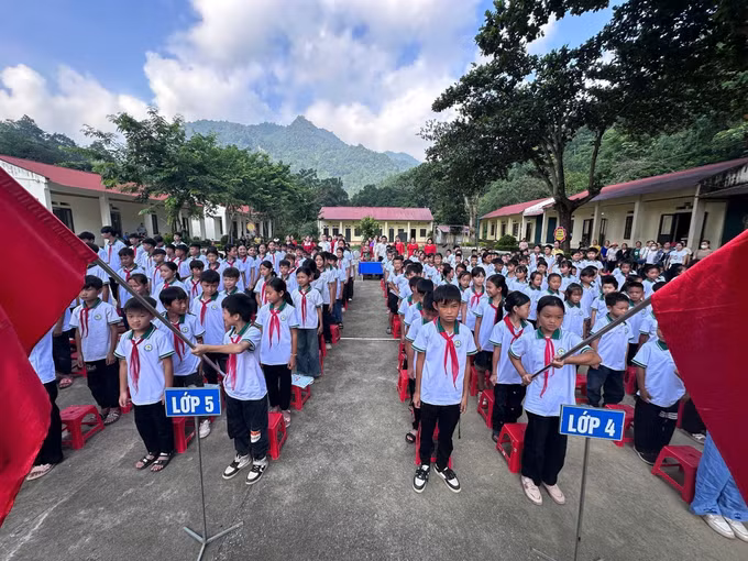 Học sinh trường Tiểu học và THCS Tân Sơn, xã Tân Kỳ, tỉnh Thái Nguyên, trong lễ khai giảng năm học mới. Ảnh: Vũ Hoàng Giang/TTXVN