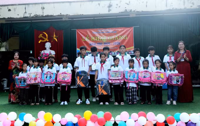 Tặng quà cho học sinh của trường Trung học và Trung học cơ sở Tân Sơn, xã Tân Kỳ, tỉnh Thái Nguyên tại lễ khai giảng. Ảnh: Vũ Hoàng Giang/TTXVN