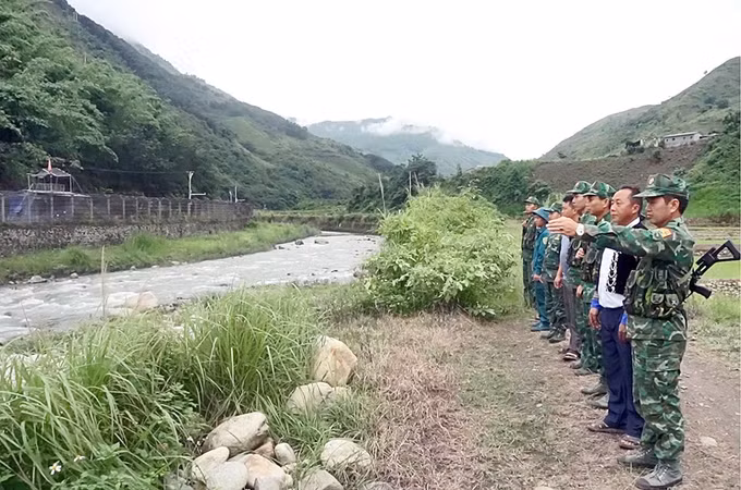 Ông Ma A Sèo, Trưởng bản Sin Chải, xã Dào San, luôn gương mẫu nói đi đôi với làm, thường xuyên dành thời gian tham gia tuần tra đường biên cùng cán bộ chiến sĩ biên phòng bảo vệ chủ quyền an ninh biên giới.