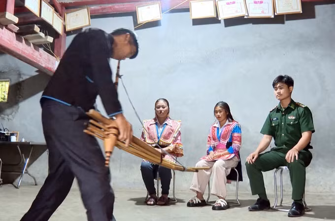 Ông Vàng A Chỉnh, người dân tộc Mông, là Trưởng bản kiêm người có uy tín bản Ngài Thầu (xã Sì Lở Lầu) còn là người gìn giữ những văn hóa mang đậm bản sắc của dân tộc mình.