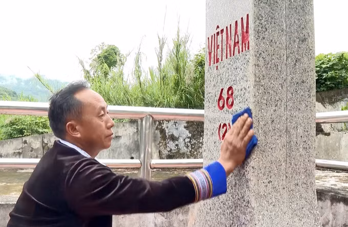Ông Ma A Sèo, Trưởng bản Sin Chải, xã Dào San, thường xuyên dành thời gian tham gia tuần tra đường biên, cột mốc, vệ sinh cột mốc cùng cán bộ chiến sĩ Biên phòng bảo vệ chủ quyền an ninh biên giới.