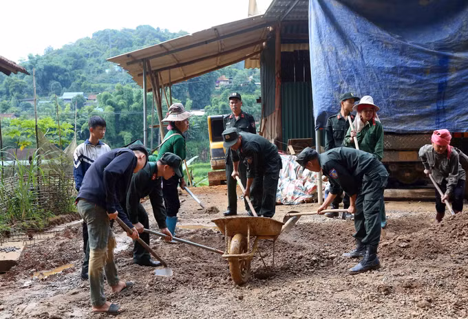 Cán bộ, chiến sĩ Tiểu đoàn 2 (Trung đoàn Cảnh sát cơ động số 2, Bộ Tư lệnh Cảnh sát cơ động, Bộ Công an) phối hợp với nhân dân bản Chiềng Dong, xã Chiềng Mai (Sơn La) san gạt các điểm sạt lở đất đá.