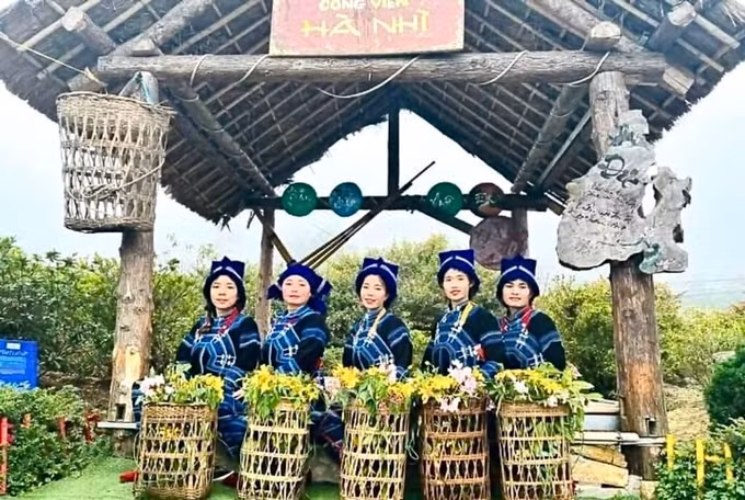 Phụ nữ Hà Nhì sử dụng mạng xã hội để quảng bá sản phẩm nông sản và du lịch. Ảnh: TTXVN