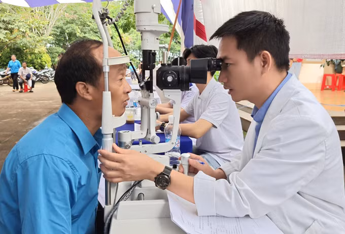 Khám bệnh lý về mắt cho người dân vùng biên xã Bù Gia Mập.