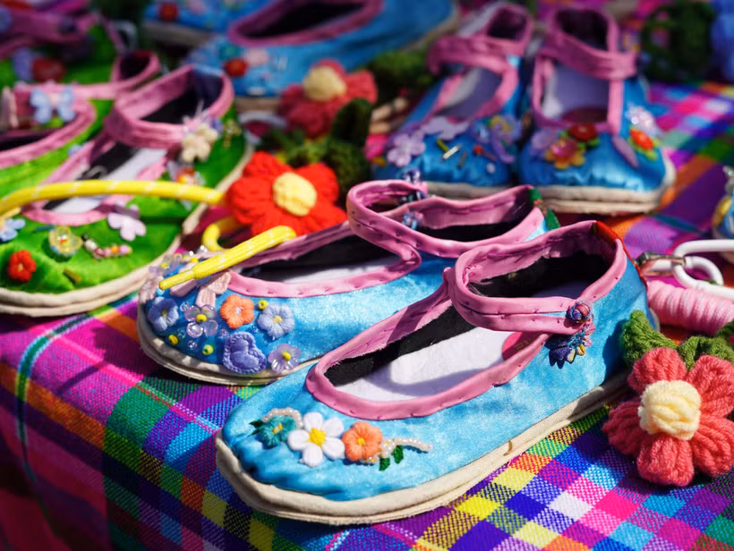 “Dáng giày nét Giáy”: Khi người trẻ tham gia bảo tồn nghề làm giày truyền thống của người Giáy 