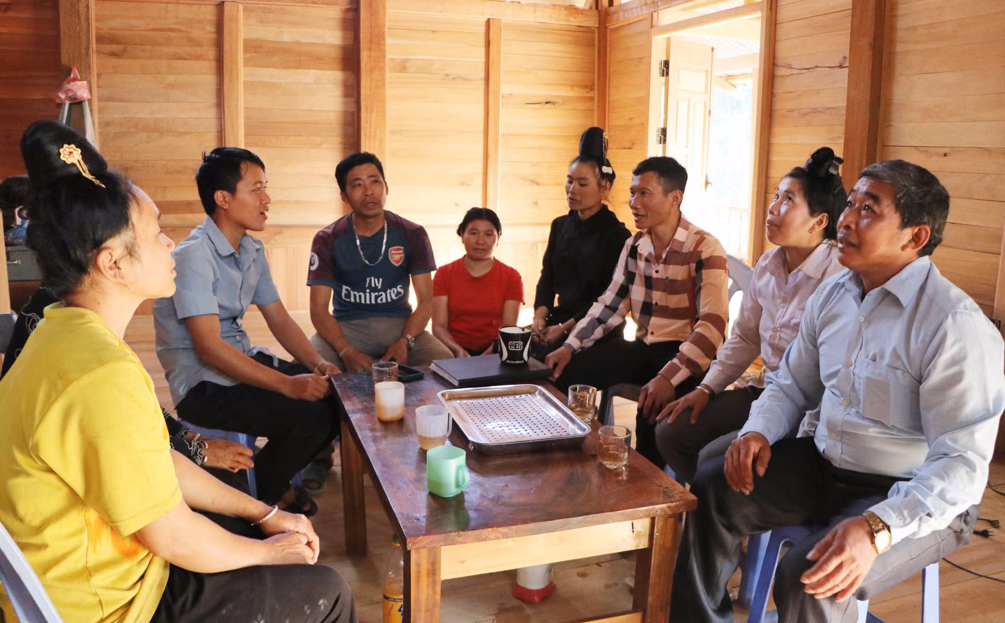 Bí thư chi bộ Lý Văn Chém (áo sọc) rất được bà con người Cống ở bản Táng Ngá tín nhiệm. Ảnh: Nguyễn Oanh/TTXVN
