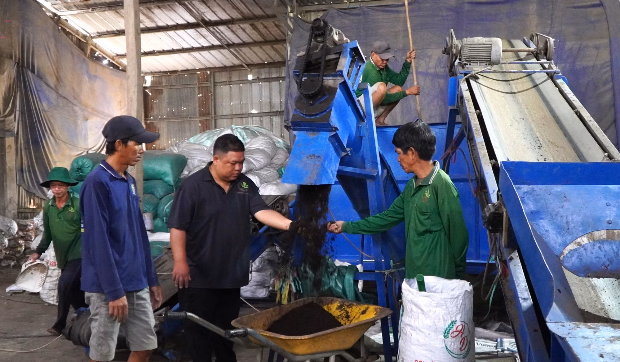 Hợp tác xã Dịch vụ nông nghiệp Hòa Long (xã Hòa Long, tỉnh Đồng Tháp) sản xuất phân hữu cơ từ rơm mục.