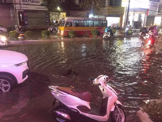 Mưa đá, dông lốc bất thường gây ngập úng cục bộ ở Điện Biên ảnh 1