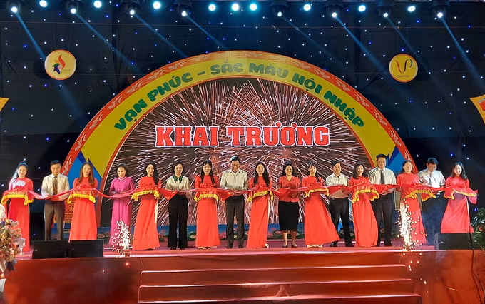 Hà Nội: Lụa Vạn Phúc khoe sắc tại lễ hội văn hóa, du lịch làng nghề ảnh 2