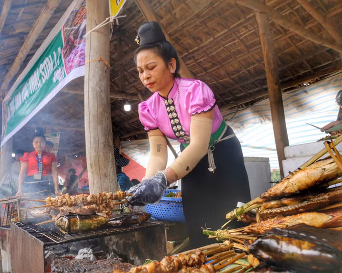 Tái hiện chợ phiên vùng cao Tuyên Quang tại Làng Văn hoá - Du lịch các dân tộc Việt Nam ảnh 2