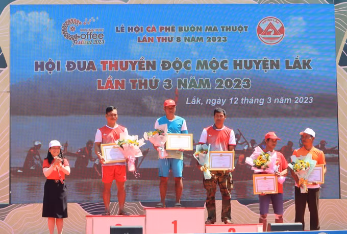 Lễ hội Cà phê Buôn Ma Thuột lần thứ 8: Sôi nổi Hội đua thuyền độc mộc huyện Lắk ảnh 2