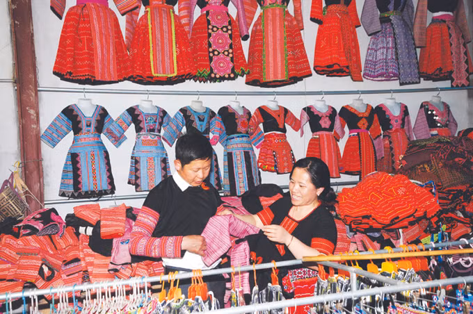 Vân Hồ bảo tồn nghề thêu, may trang phục dân tộc Mông ảnh 3