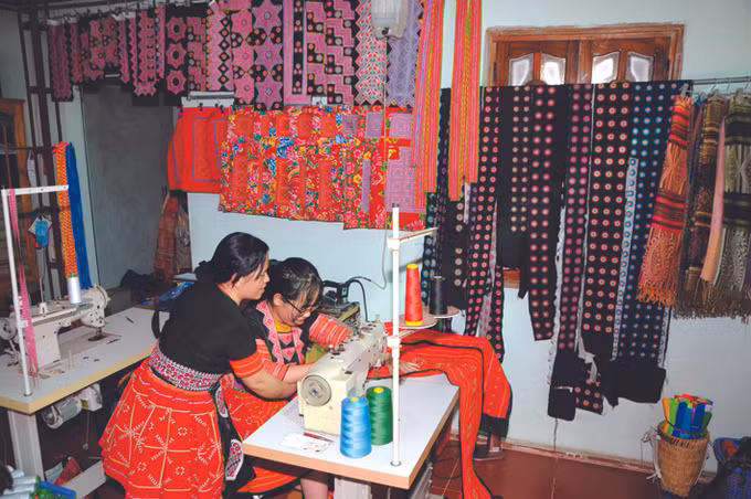 Vân Hồ bảo tồn nghề thêu, may trang phục dân tộc Mông ảnh 2