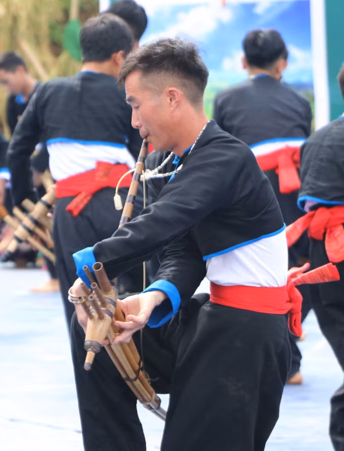 Mãn nhãn màn đồng diễn khèn Mông ảnh 4