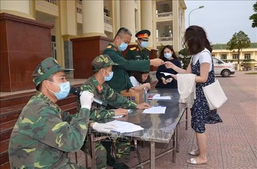 Dịch COVID-19: Gần 100 người hoàn thành cách ly tại Hà Nội được trở về nhà