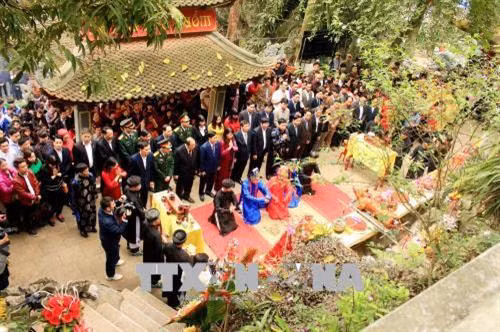 Đầu xuân trẩy hội đền Đuổm